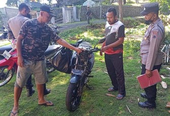 Sepeda motor Yamaha Vixion bernopol B-5681-BAE yang dikendarai korban, sesaat sebelum diamankan petugas kepolisian dari lokasi kejadian.