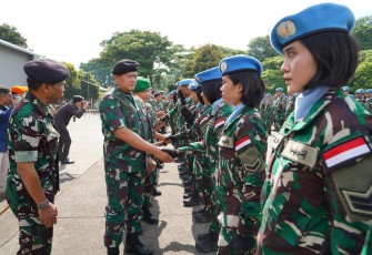  Panglima TNI Laksamana TNI Yudo Margono pada upacara militer pemberangkatan Satgas TNI Konga UNIFIL TA. 2023, di Apron Pandawa Lanud Halim Perdana Kusuma, Jakarta Timur, Senin (6/3/2023).