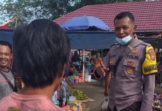 Bhabinkamtibmas saat berikan imbauan