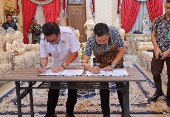 Walikota Bitung dan Kejari Bitung saat melakukan penandatanganan MOU