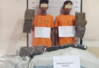 Dua orang kurir narkoba jenis ganja ditangkap petugas Satuan Narkoba Polrestabes Medan, Minggu (3/9/2023).