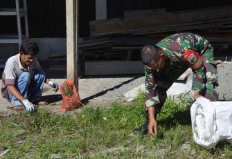 Anggota Kodim 1710/Mimika Gelar Karya Bakti di Pasar Jiliale