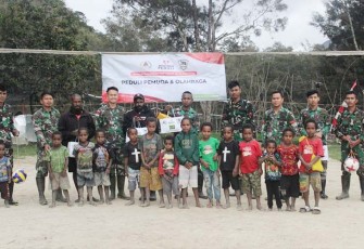Satgas Yonif Mekanis 203/AK saat Bagikan Sarana Olahraga Kepada Pemuda Desa Tima