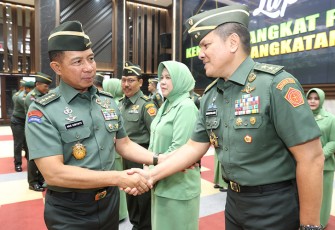 Kasad Jenderal TNI Agus Subiyanto, S.E., M.Si. saat memberikan selamat di Aula G.P.H. Djatikusumo Mabesad, Jakarta, Rabu (15/11/2023).