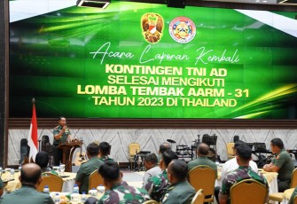 Panglima TNI saat menerima Kontingen TNI AD yang telah mengikuti lomba menembak AARM-31 di Thailand tahun 2023,  di Aula GPH Djatikusumo Mabesad, Jakarta Pusat, Senin (27/11/2023).