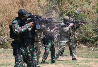 Pasukan Elit Koopssus TNI dan Amerika Latihan Menembak Marksmanship di lapangan tembak pangkalan udara angkatan laut Juanda, Jawa Timur, Minggu (27/08/2023).