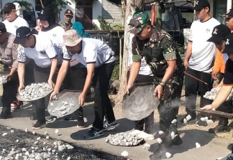 Dandim Madiun Letkol Inf Meina Helmi saat menghadiri kegiatan Bakti Sosial Terpadu (BST) 