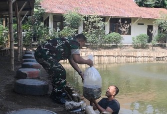 Penebaran Benih Ikan Nila di Gado-Gado Bosbow