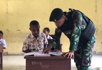 Anggota Satgas Pamtas RI-PNG Yonif RK 111/KB Wujudkan Mimpi Anak Pedalaman Papua Selatan
