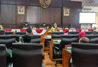 Situasi Sidang Paripurna internal DPRD Kabupaten Trenggalek, membahas pokok - pokok pikiran DPRD Trenggalek, sebagai rancangan awal APBD Kabupaten Trenggalek Tahun 2024, di Gedung Graha Paripurna DPRD Kabupaten Trenggalek, Senin (6/3/2023) (Foto Hardi Rangga klikwarta.com).