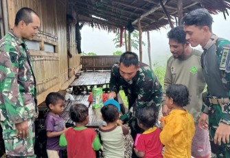Satgas Yonarmed 1 Kostrad saat Ajak Minum Susu Bersama