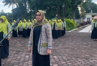 Ketua DWP Lapas Bukittinggi Sri Astuti Marten, menjadi Irup pada acara Tabur Bunga di TMP Kusuma Bangsa Payakumbuh.