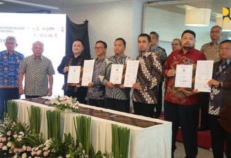 Penandatanganan kontrak dilakukan oleh PPK II Satker PJBH Provinsi Jawa Barat Erwin Herlambang Kuncoro Putra dan Senior Vice President PT PP Arzan untuk Paket 1, PPK IV Satker PJBH Provinsi Jawa Barat Tomy Anitianata dan perwakilan Waskita – Abipraya Joint Operation Fathur Rozaq untuk Paket 2, serta PPK III Satker PJBH Provinsi Jawa Barat Efran Kemala Hamonangan dan perwakilan Hutama Karya – Jaya Konstruksi Joint Operation Ari Asmoko. 