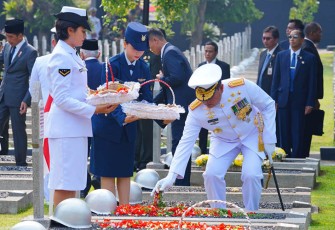 Panglima TNI saat Tabur Bunga di TMP Kalibata