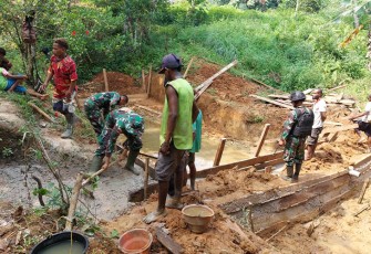 Masyarakat Pedalaman Papua Selatan dan satgas TNI saat membuat kolam