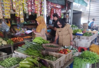 Disperindag Tulungagung saat Lakukan Monitoring dan Evaluasi Bahan Pokok Guna Kendalikan Inflasi
