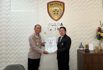 Kabagops Biro SDM Polda Banten AKBP Rumekso saat menerima penghargaan, diserahkan oleh Direktur Eksekutif Lemkapi Dr. Edi Saputra Hasibuan. 
