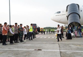 Panglima TNI saat Sambut WNI yang Dievakuasi dari Sudan