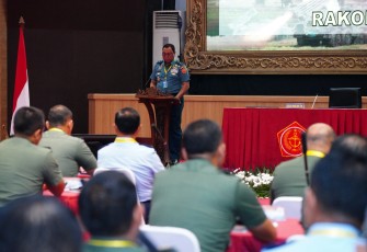 Aslog Panglima TNI Laksma TNI  Budi Sulistyo, M.Tr. Opsla., CHRMP. saat membacakan amanat Kasum TNI pada pembukaan Rakorlog TNI Tahun 2024, bertempat di Aula Gatot Soebroto Mabes TNI, Cilangkap, Jakarta Timur, Kamis (14/3/2024)