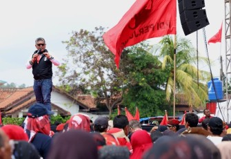 Hasto saat kampanye terbuka di hadapan ribuan massa di Lapangan Kampung Sawah Brebes, Bandarlampung, Minggu, (29/1/2024).