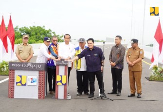 Presiden Jokowi saat Resmikan Jalan Akses Tol Makassar New Port di Makassar, Sulawesi Selatan, Kamis (22/02/2024).