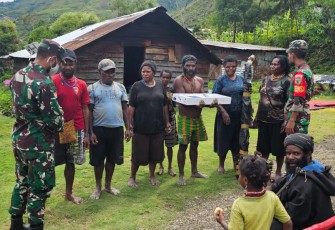 Babinsa Posramil Tingginambut Serda Yacob Imbiri dan Serda Steven memberikan bantuan berupa lampu solarcer kepada keluarga Ano Manggen Kogoya dan keluarga Palang Wanimbo warga binaan agar dapat menerangi halaman rumah maupun jalan yang di lewati, Tingginambut, Papua, Sabtu (13/1/2024)