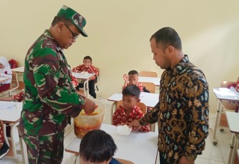  Kodim 0602/Serang melalui Koramil 0602-21/Kopo melaksanakan kegiatan Pemberian Makanan Tambahan (PMT), merupakan program dari Persit Kartika Chandra Kirana (KCK) PD III Siliwangi melalui Persit Cabang XXXIV Kodim 0602/Serang , guna meningkatkan semangat belajar siswa dalam menerima pelajaran, bertempat di Sekolah Dasar Negeri Pagintungan Desa Pagintungan, Kecamatan Jawilan Kabupaten Serang Provinsi Banten, Kamis (18/01/2024)
