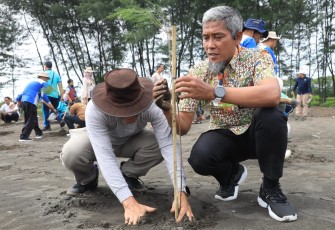 Sekretaris Daerah Provinsi Jateng, Sumarno, saat mengikuti kegiatan penanaman 1.100 batang pohon di Pantai Padaharja, Kecamatan Kramat, Kabupaten Tegal, Rabu (7/2/2024).