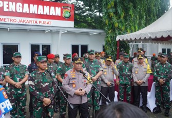 Kepala Staf Angkatan Darat (Kasad) Jenderal TNI Maruli Simanjuntak, M.Sc., bersama Panglima TNI Jenderal TNI Agus Subiyanto, S.E., M.Si. dan Kapolri Jenderal Pol Listyo Sigit Prabowo, mengecek kesiapan pasukan pengamanan Pemilu 2024, di Lapangan Silang Monas, Jakarta, Rabu (14/2/2024)