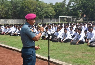 Para Calon Siswa (Casis) Calon Bintara (Caba) dan Calon Tamtama (Caba) PK TNI AL Gelombang I TA 2024 menerima pengarahan Komandan Pangkalan Utama TNI AL (Danlantamal) V Brigjen TNI Marinir Joni Sulistiawan, S. H., M. Han di Lapangan Pasiran DBAL Koarmada II Surabaya, Kamis (04/12/23)