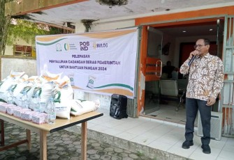 Pj Bupati Aceh Timur saat Salurkan Bantuan Pangan kepada 44.476 KPM secara Simbolis
