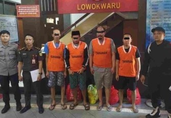 Terdakwa Mafia Tanah (kenakan baju tahanan) saat dilimpahkan ke PN Malang