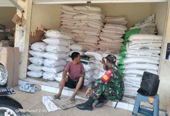 Babinsa Kodim 1002/HST Monitoring Harga Beras dan Sembako di Pasar