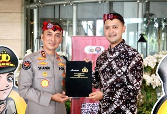 Kepala Divisi Humas Polri Irjen Pol Dr.Sandi Nugroho,S.I.K.,S.H.,M.Hum bersama Vice President Corporate Communication PT Pertamina (Persero) Fadjar Djoko Santoso. Pertamina dan Polri Jalin Kerja Sama Publikasi dan Edukasi Masyarakat