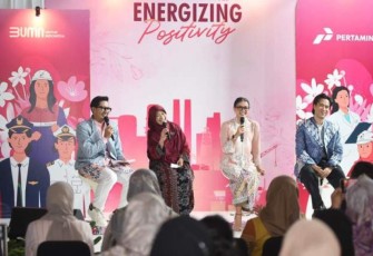 Narasumber berbincang bersama saat acara Talkshow “Embracing Challenges” Energizing Positivity yang merupakan kegiatan peringatan hari kartini dan diselenggarakan di Lobby Fastron, Gedung Grha Pertamina, Jakarta pada Jumat (26/4/2024).