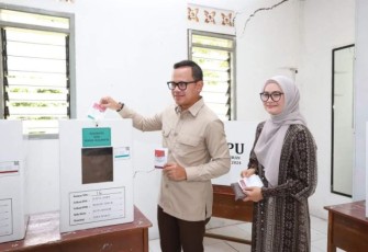 Wamendagri Bima Arya Sugiarto bersama istri saat menyoblos di TPS 16, Kelurahan Katulampa, Bogor, Rabu (27/11)
