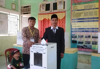 Zainal Abidin Calon Anggota BPD Desa  Talang Gelompok Menggunakan Setelan Jas 
