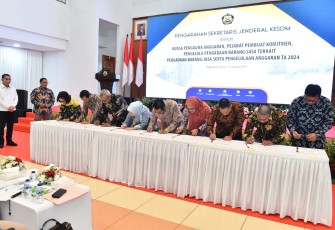 Sekretaris Jenderal Kementerian ESDM menyaksikan Penandatanganan Pakta Integritas oleh Kelompok Kerja Pemilihan Kementerian ESDM Tahun Anggaran 2024.