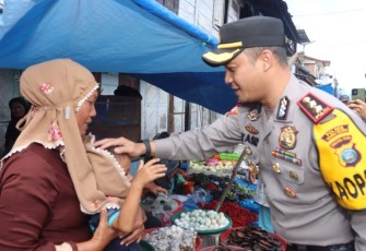Kapolres Tapsel, AKBP Yasir Ahmadi, saat bercengkrama dan menyapa masyarakat di Pasar Tradisional.