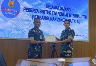 Perwakilan Koharmatau saat Terima Sertifikat Bimtek Tim Penilai Internal Pembangunan Zona Integritas TNI AU 2024