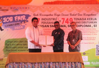 Bupati Bintan Roby Kurniawan saat secara resmi membuka Job Fair bagi 17 Perusahaan yang dipusatkan di Plaza Lagoi Bay Kawasan Wisata Lagoi, Jum'at (07/06).