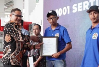 Pj. Wali Kota Batu saat Bagikan 1001 Sertifikat Halal Gratis Pedagang dan UMKM 