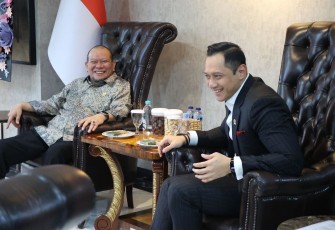 Ketua DPD RI AA LaNyalla Mahmud Mattalitti menjamu Menteri Agraria dan Tata Ruang (ATR)/Kepala Badan Pertanahan Nasional (BPN), Agus Harimurti Yudhoyono (AHY) yang hadir di kediaman Ketua DPD RI, Kawasan Kuningan, Jakarta Selatan, Senin (5/8/2024)
