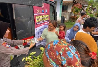 Warga antusias mendapatkan sayur mayur gratis Polresta Banyuwangi, Senin (16/12)