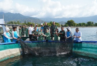 Pangdam IX/Udayana Mayjen TNI Bambang Trisnohadi saat meninjau Keramba Tancap Laut Budidaya Bandeng Premium yang merupakan program unggulan Ketahanan Pangan Kodim 1609/Buleleng, bertempat di Desa Patas Kecamatan Gerokgak, Kabupaten Buleleng, pada Rabu (10/7/2024).