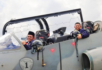 Gubernur Kepulauan Riau H. Ansar Ahmad ikut menyambut kedatangan tiga pesawat tempur Hawk 100/200 Skadron Udara 1 Lanud Supadio Pontianak, di Bandara Raja Haji Fisabilillah (RHF), Jumat (16/2)