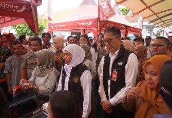 Gubernur Jawa Timur Khofifah Indar Parawansa didampingi Direktur Utama Bank Jatim Busrul Iman pada acara penyerahan bantuan.