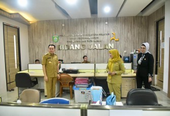 Pj Gubernur Sumsel Agus Fatoni saat sidak ke Unit Pelaksana Teknis Dinas (UPTD) Sistem Administrasi Manunggal Satu Atap (Samsat) Palembang III, Selasa (2/1/2024).
