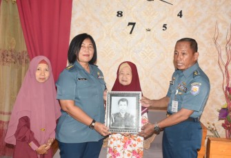 Paban Spers Letkol Laut (KH/W) Tri Yuli P. Karyanti, S. Pd., M.A.P.. mengunjungi kediaman Ibu Sumariah Istri dari Almarhum Peltu (Purn) Nyoman Tjang, Ibu Indarwati Istri dari Almarhum Pelda (Purn) Andrian, dan Ibu Siti Hamzah Istri dari Almarhum Serka (Purn) Moh. Saleh ABK KRI Macan Tutul-650 yang menjadi pelaku sejarah pertempuran Laut Aru di Laut Arafuru pada tanggal 15 Januari 1962