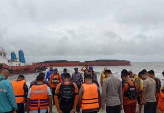 TNI AL dan SAR Gabungan Berhasil Evakuasi ABK Kapal yang Terdampar di Wilayah Bengkulu